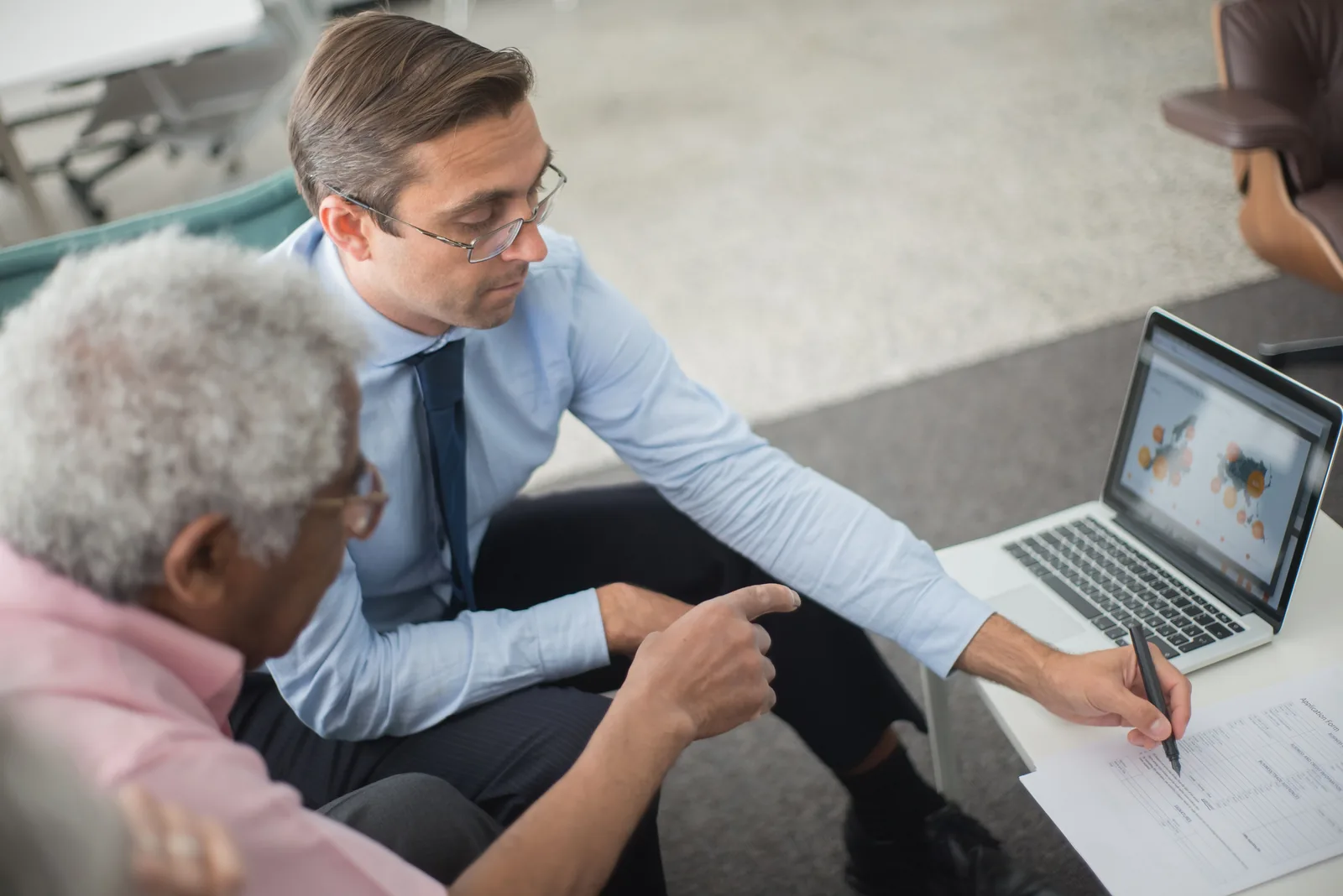 Financieel overleg met documenten en laptop