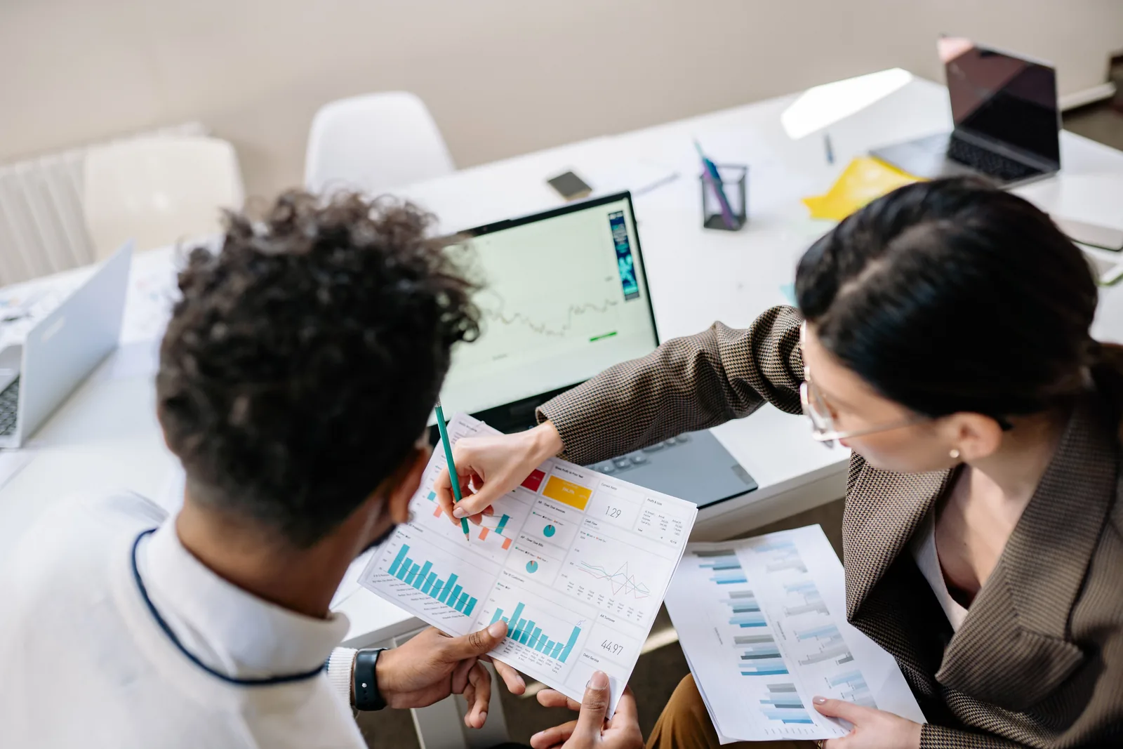 Ondernemers bespreken financiële cijfers en grafieken