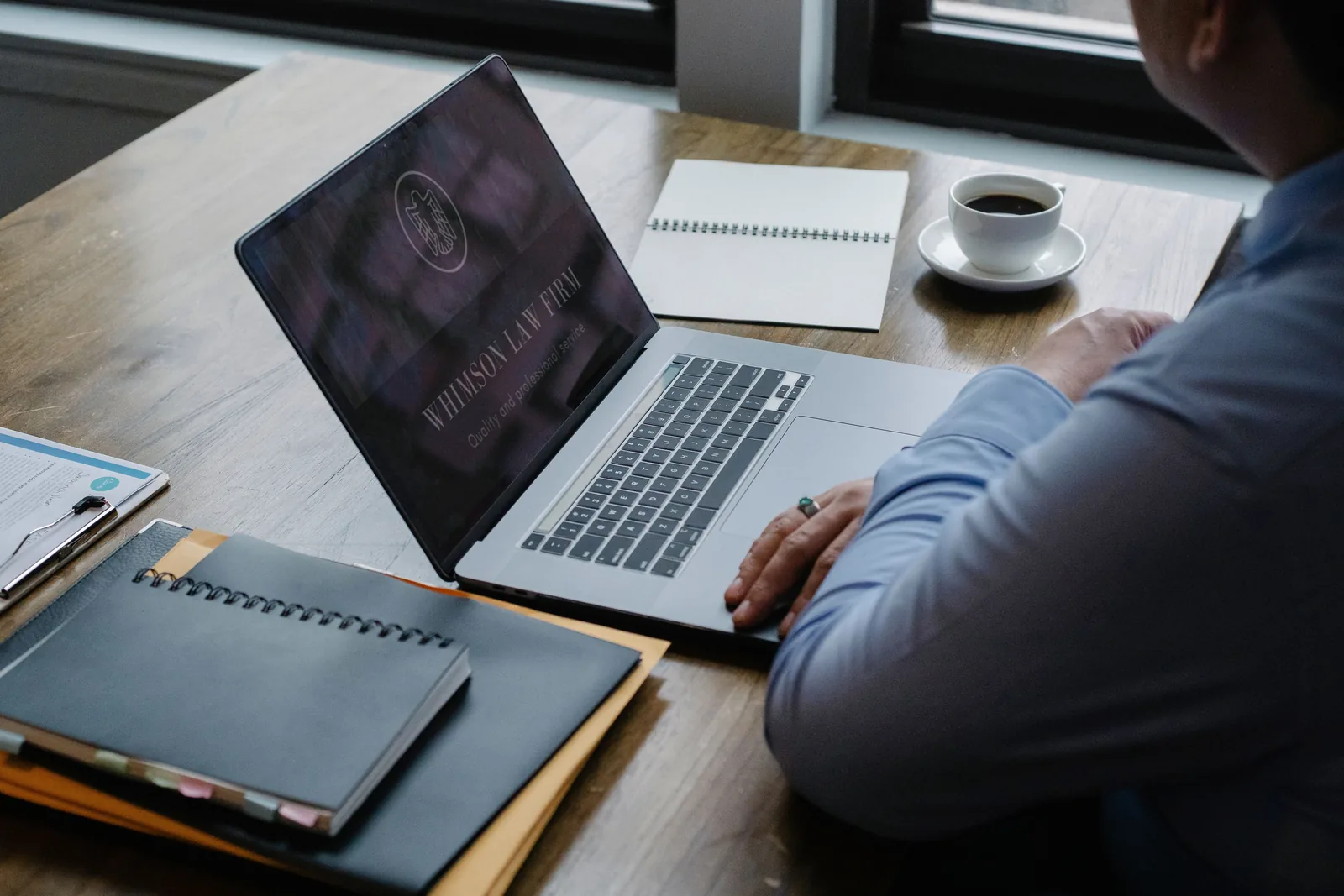 Digitale werkplek met laptop en documenten